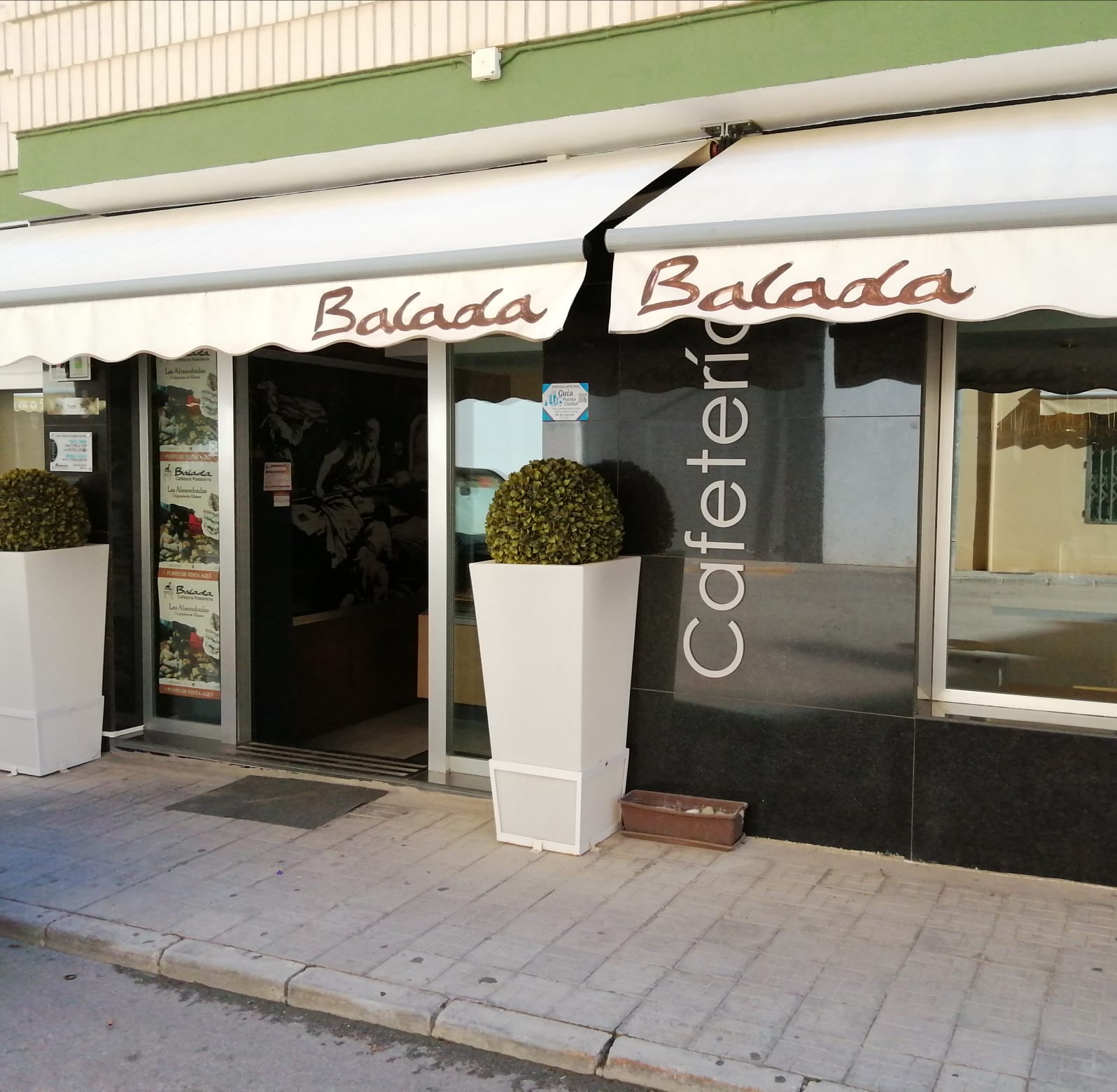 Entrada Cafetería Balada