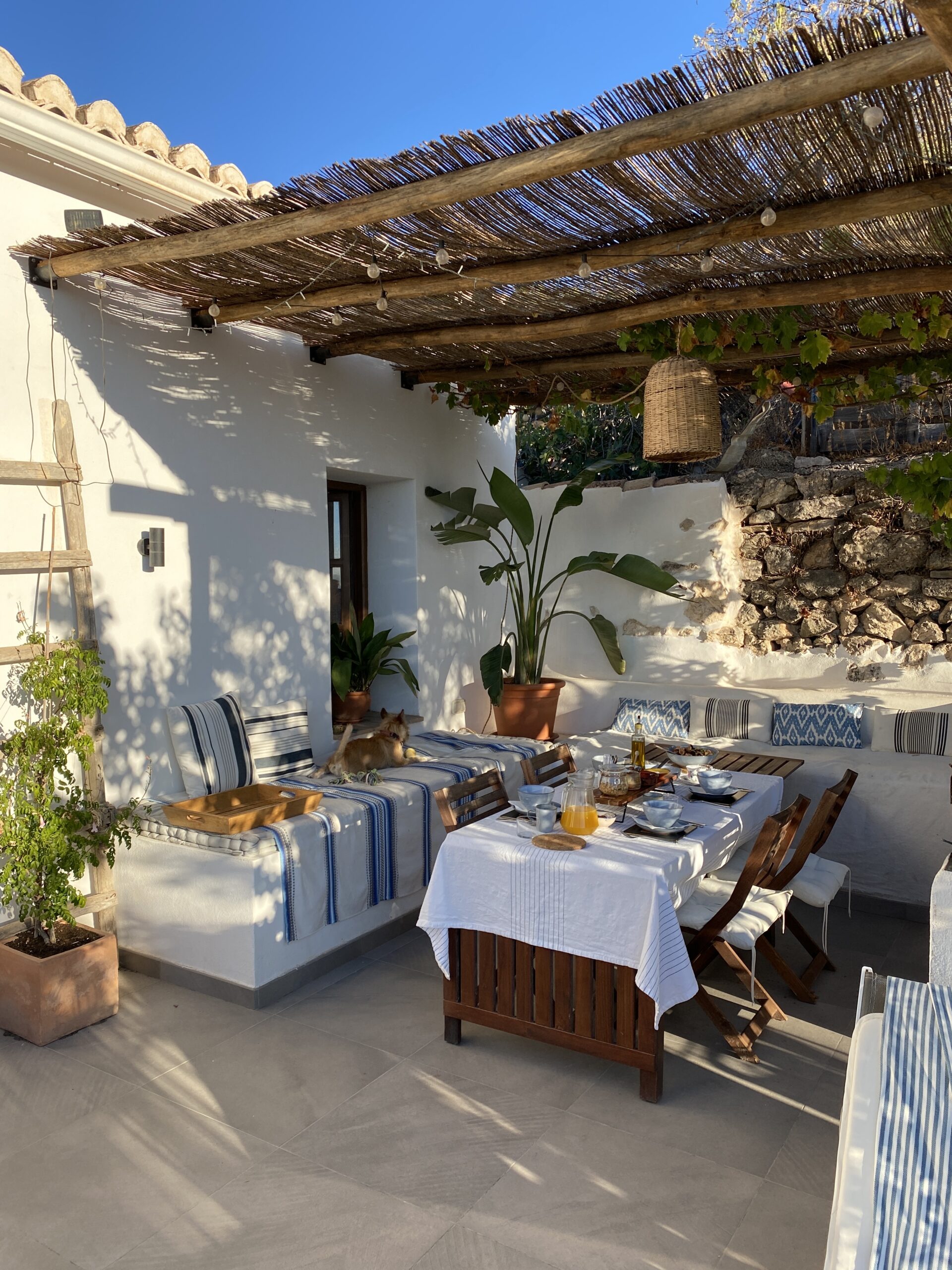 Terraza con desayuno Casa Higueras