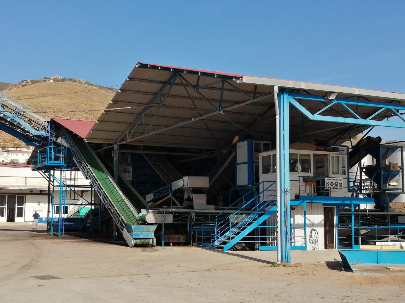 Exterior Roldán Oliva